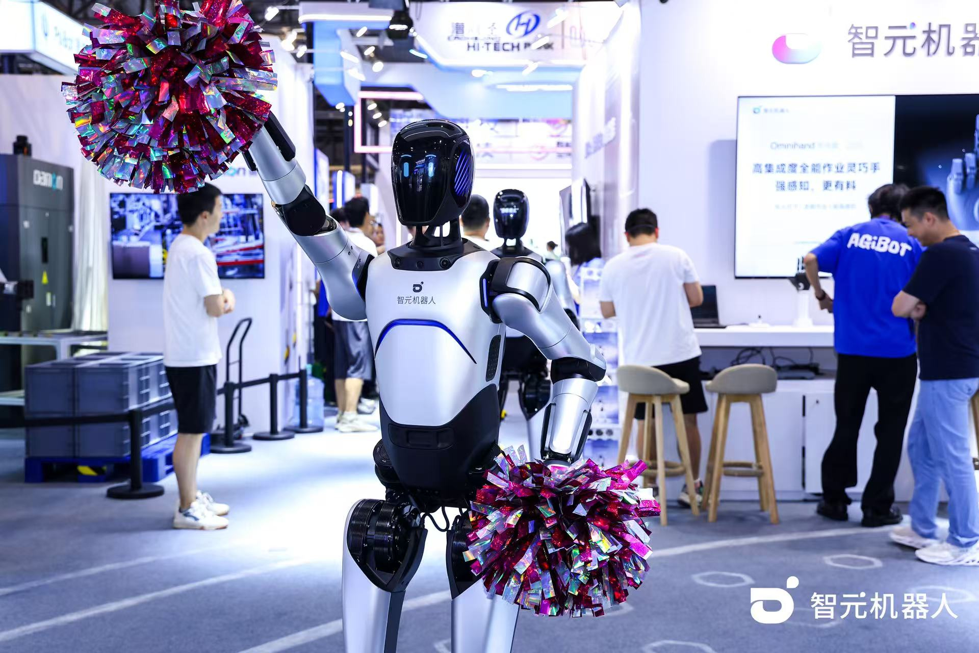 三亿体育机器人 WAIC 首日展台火爆，机器人家族集体打工忙不停